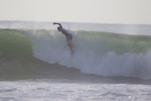 Arugambay-&-Surfers-(1)
